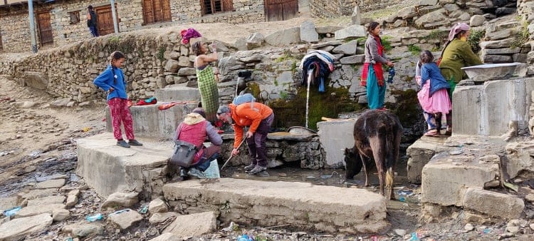 सिमकोट बजार सरसफाइमा जुटे विदेशी नागरिक